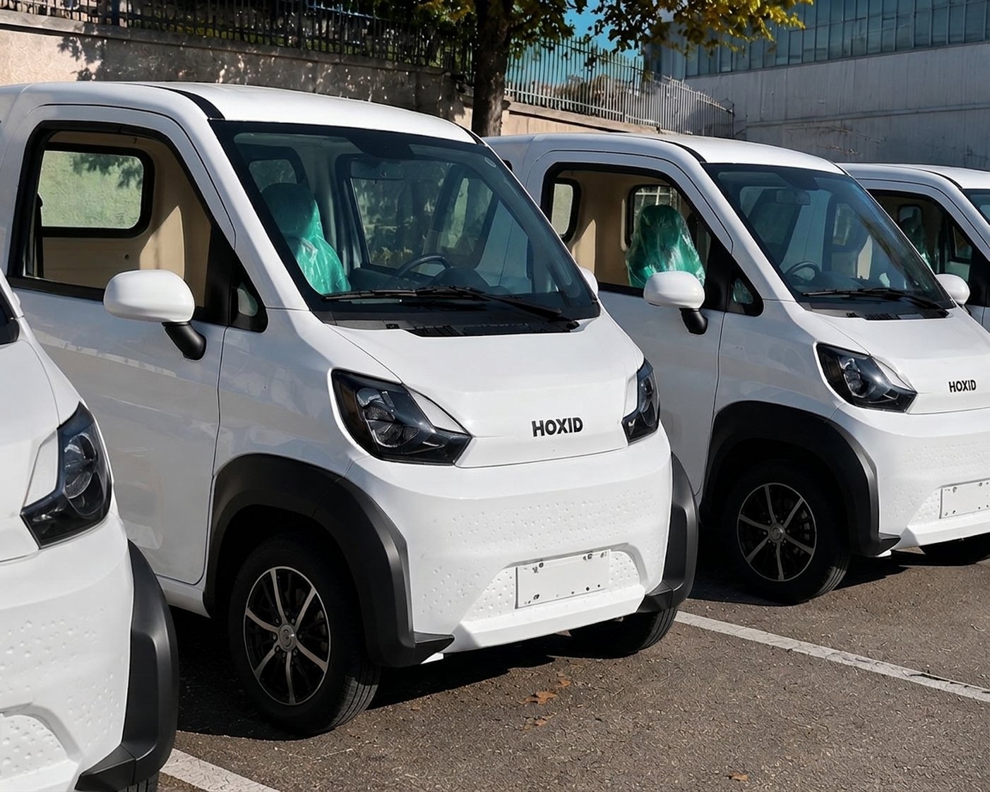 Più Honri bianche parcheggiate in fila