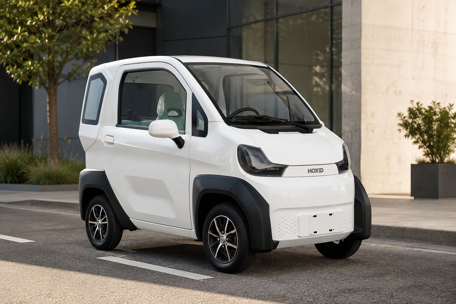 Honri, auto elettrica senza patente, parcheggiata in città